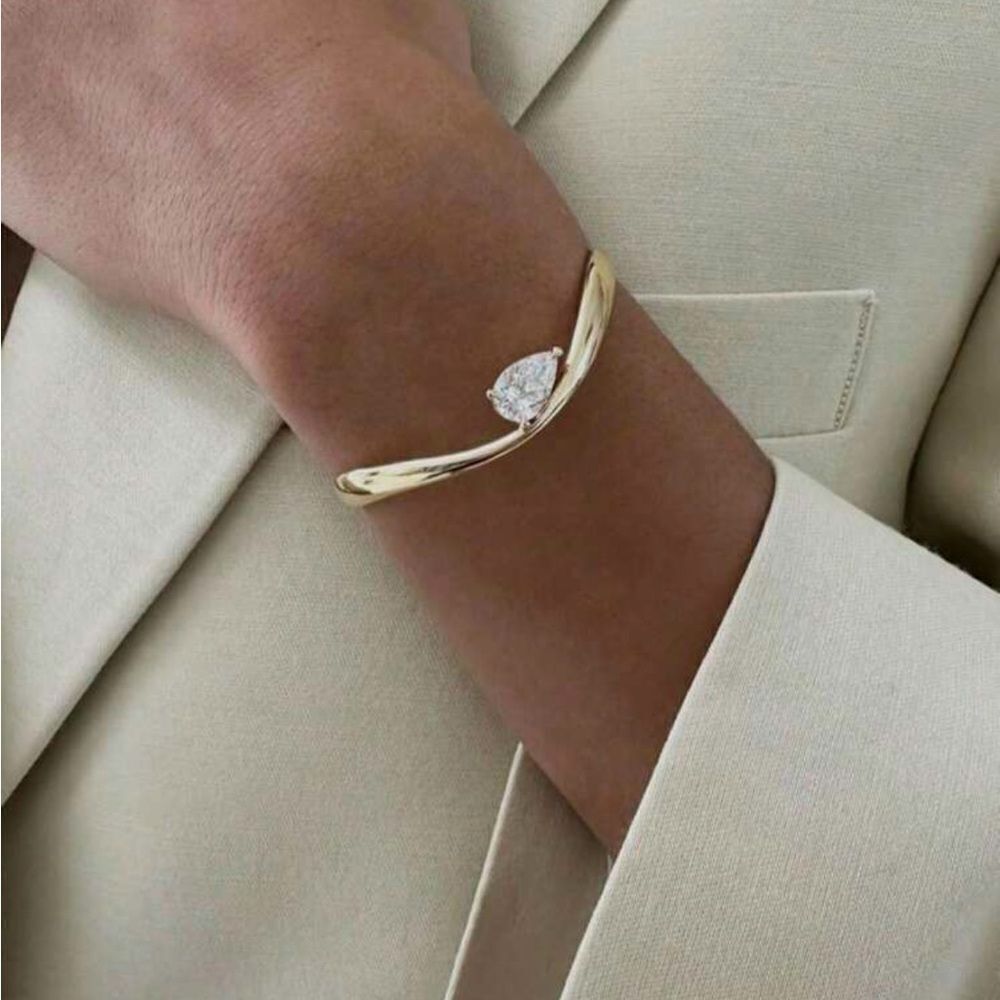 Statement trendy bangle A1404
